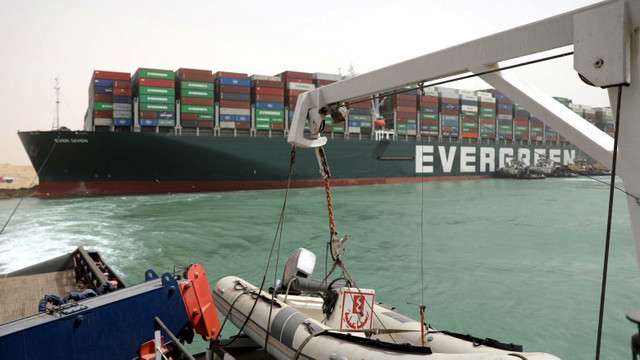O nouă teorie în cazul navei care blochează de cinci zile Canalul Suez. Nu ar fi eșuat din cauza vântului puternic