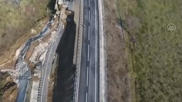 Imagini impresionante cu o autostradă din Turcia surpată din cauza unei alunecări de teren