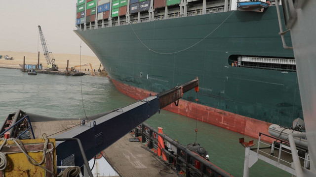 Nava care bloca Canalul Suez a fost repusă pe linia de plutire. Bursele au crescut imediat, prețul petrolului scade
