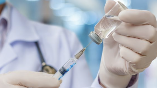 SONDAJ IMAS | Marea majoritate a populației consideră că autoritățile nu fac față pandemiei COVID-19, dar doar 21% declară că s-ar vaccina cât de curând posibil