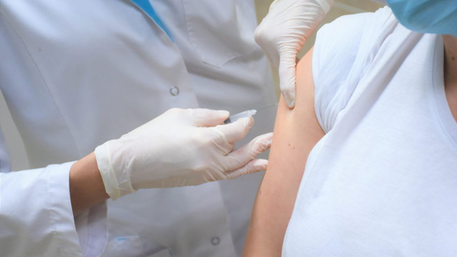 Autoritățile verifică informațiile precum că mai multe persoane care nu fac parte din categoria lucrătorilor medicali ar fi fost vaccinate contra plată anti-COVID-19