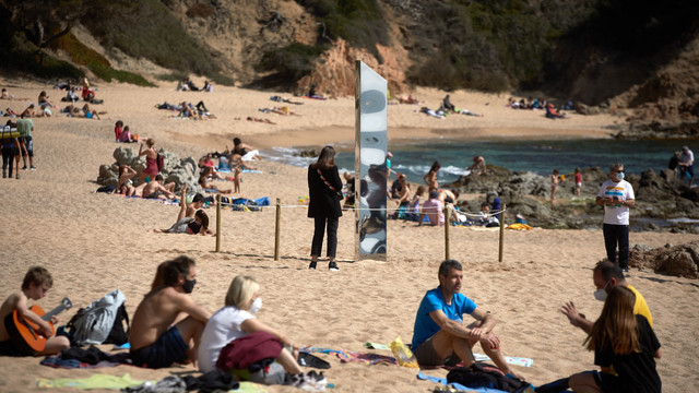 Reapar monoliții. Un nou obiect misterios a fost găsit pe o plajă în Spania 