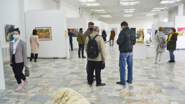 Peste 100 de artiști plastici și-au expus lucrările în cadrul expoziției ”Salonul de primăvară”
