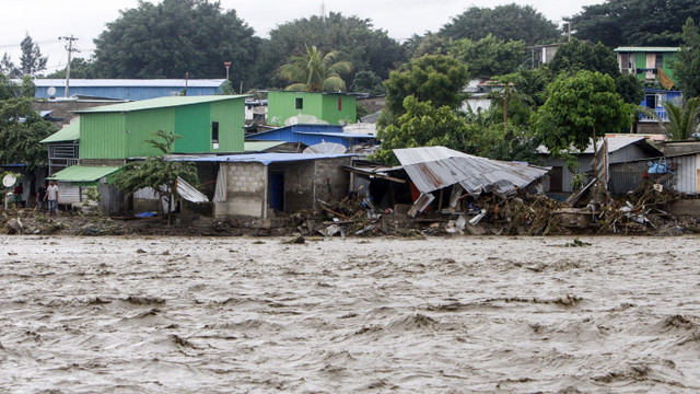 Peste 75 de oameni au murit în inundațiile din Indonezia și Timorul de Est. Salvatorii spun că mulți alții sunt îngropați în noroi