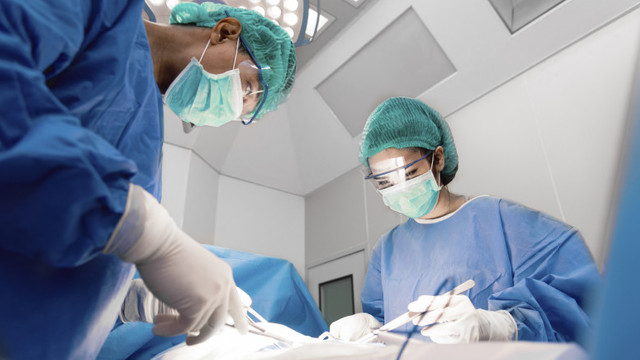„Chirurgii-fantomă”. Medici fără licență sunt lăsați să facă operații estetice în Coreea de Sud, iar pacienții își riscă viața
