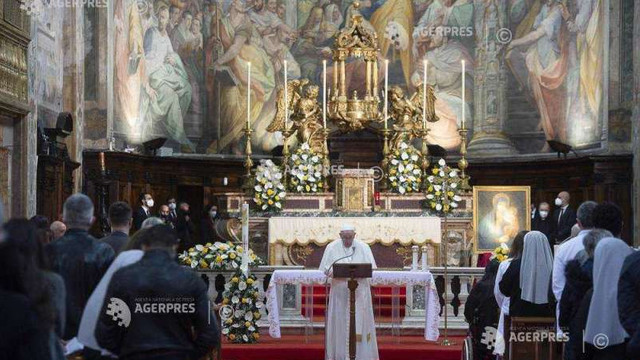 Papa Francisc a celebrat Sfânta Liturghie în afara Vaticanului, în prezența unor deținuți și refugiați
