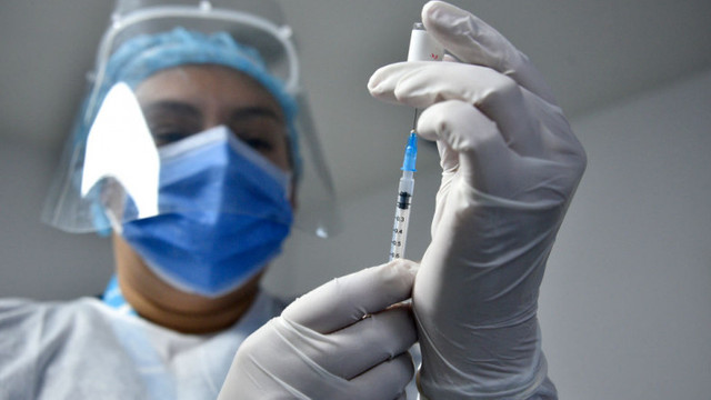SUA vor întrerupe preventiv vaccinarea cu Johnson & Johnson. Șase persoane vaccinate au dezvoltat cheaguri de sânge
