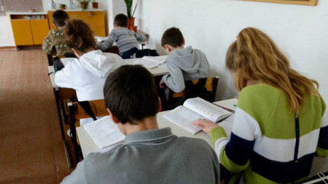 Unii elevi din Chișinău revin de luni la școală
