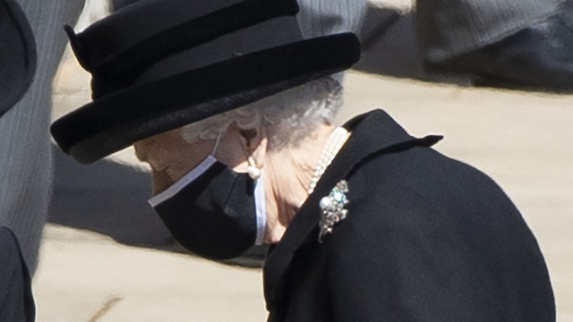 Regina Elisabeta a II-a a Marii Britanii a stat singură la funeraliile soțului ei. Prințul Philip, omagiat printr-o ceremonie restrânsă, potrivită cu vremurile