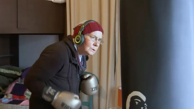 Cea mai vârstnică pugilistă din lume. Are 74 de ani, suferă de Parkinson și se antrenează pe muzica celor de la Aerosmith