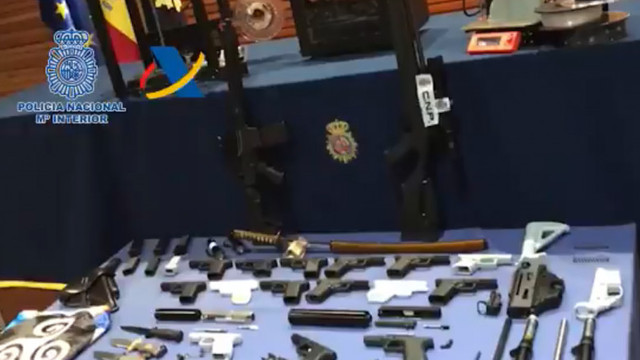 Arme făcute cu imprimante 3D și manuale de terorism, descoperite de poliția spaniolă pe insula Tenerife
