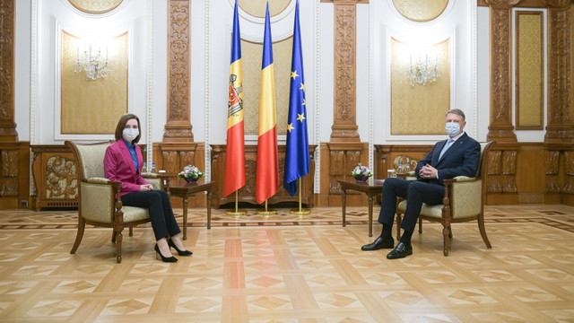 Maia Sandu: „M-am bucurat să-l revăd, de această dată la Cotroceni, pe președintele României, Klaus Iohannis, căruia i-am mulțumit personal în numele cetățenilor noștri pentru solidaritatea și sprijinul generos oferit de România pentru lupta cu pandemia”
