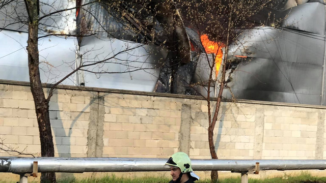 Detalii despre incendiul de pe strada Calea Basarabiei. S-au scurs peste 40 de litri de acetonă, iar mai multe recipiente cu lichide inflamabile au fost supuse exploziei mecanice