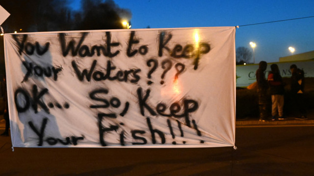 Pescarii francezi au blocat camioanele cu pește din Marea Britanie: „Vreți să vă păstrați apele, atunci păstrați-vă și peștele”
