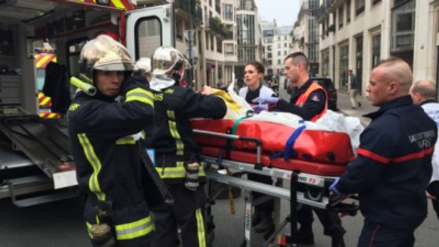 O polițistă a murit după ce a fost înjunghiată, într-un oraș situat la 60 de kilometri de Paris