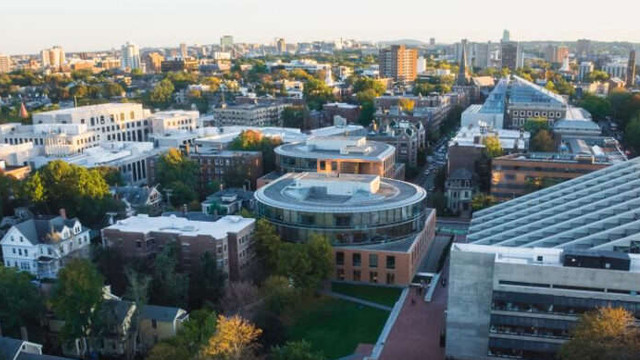 Universitatea Harvard le va cere studenților să fie vaccinați împotriva COVID-19