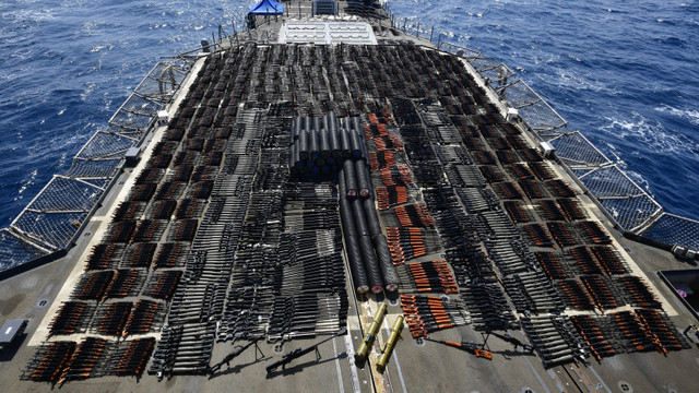Marina SUA a capturat un transport de arme atât de mare încât a acoperit puntea din spate a unui crucișător de 173 de metri