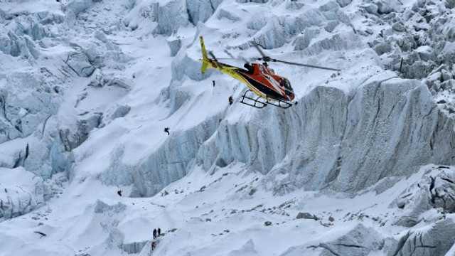 Doi alpiniști au murit pe Everest din cauza epuizării

