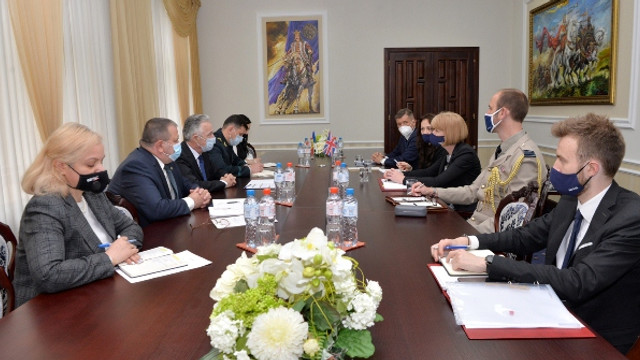 Cooperarea în domeniul militar dintre R. Moldova și Marea Britanie - discutată de către ministrul Apărării și ministrul britanic pentru Vecinătatea Europeană