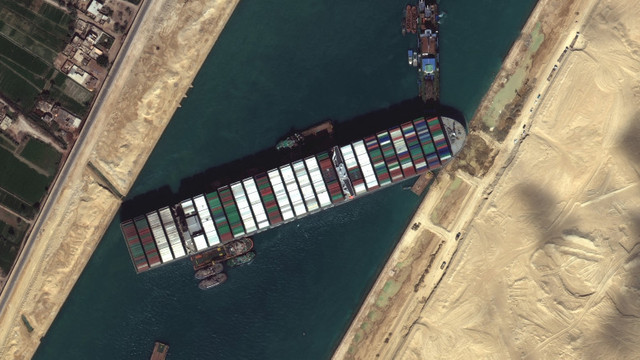 Canalul Suez va fi lărgit pentru evitarea unui nou blocaj precum cel produs de nava Ever Given. Egiptul anunță finanțări „uriașe”
