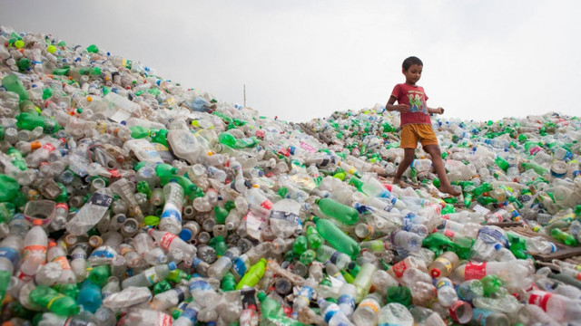 Fenomenul poluării globale cu plastic se îndreaptă spre un ''punct critic ireversibil'