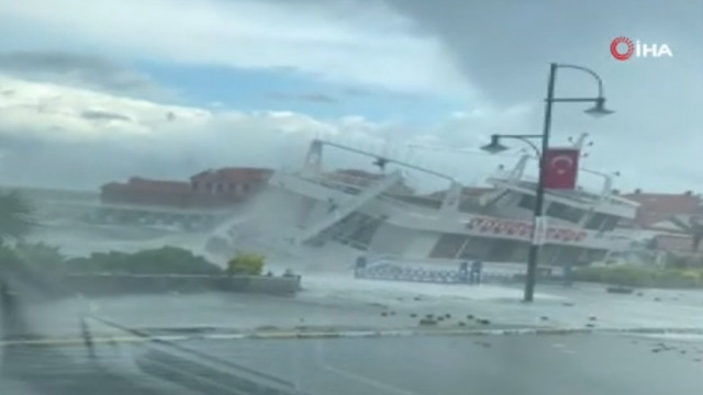 VIDEO | O furtună puternică a provocat haos în Turcia. Zeci de bărci și iahturi au fost răsturnate, stâlpi de electricitate au fost smulși