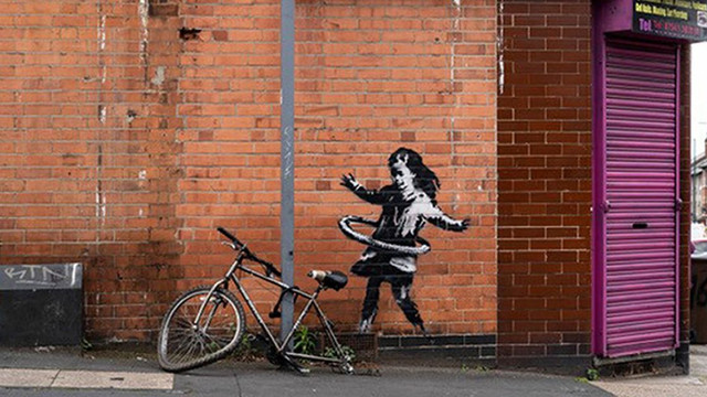 Un desen de Banksy decupat din zidul pe care a fost realizat va fi expus la un muzeu britanic