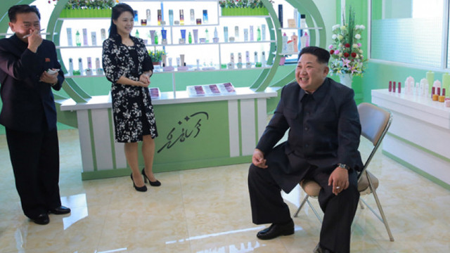Kim Jong Un interzice purtarea blugilor rupți sau skinny în Coreea de Nord
