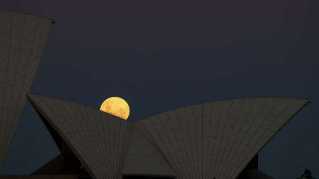 ''Super Luna Florilor'' a putut fi admirată pe cerul senin deasupra Operei din Sydney