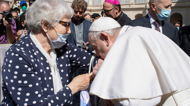 Papa Francisc a sărutat brațul unei supraviețuitoare de la Auschwitz, pe care avea tatuat numărul din lagăr