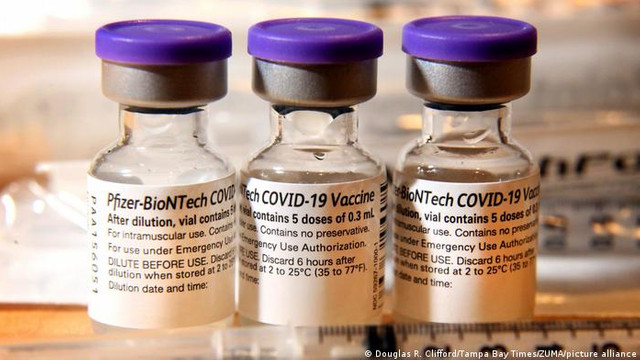 Vaccinul Pfizer, eficace contra variantei indiene, însă cu o 
