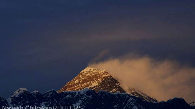 Primul alpinist nevăzător chinez a cucerit vârful Everest