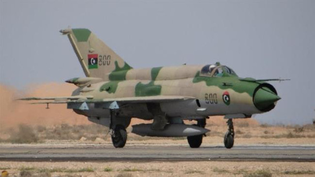 Un avion MiG-21 s-a prăbușit la o paradă militară din Libia