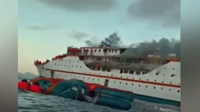 Un feribot a luat foc în Indonezia. 200 de pasageri și membrii echipajului s-au salvat sărind în apă

