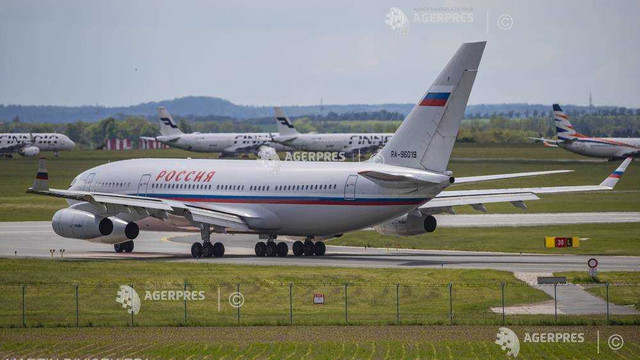 Zeci de membri ai personalului ambasadei ruse la Praga s-au îmbarcat în zboruri spre Moscova, după ce guvernul ceh a cerut Kremlinului să își reducă prezența diplomatică