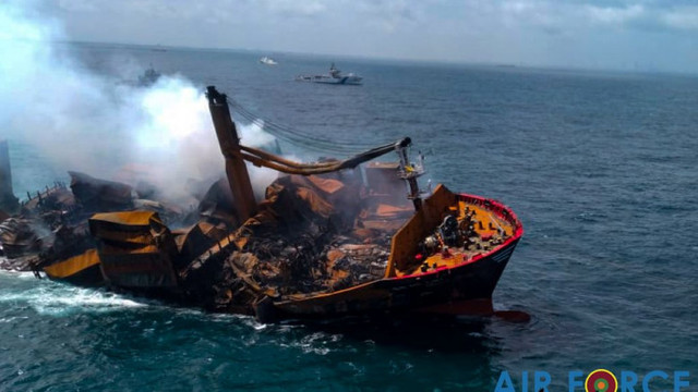 Nava aflată în flăcări de două săptămâni lângă Sri Lanka a început să se scufunde și ar putea provoca un dezastru ecologic