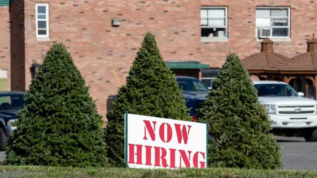 Piața americană a muncii își începe revenirea după catastrofa Covid - șomajul scade și salariile cresc