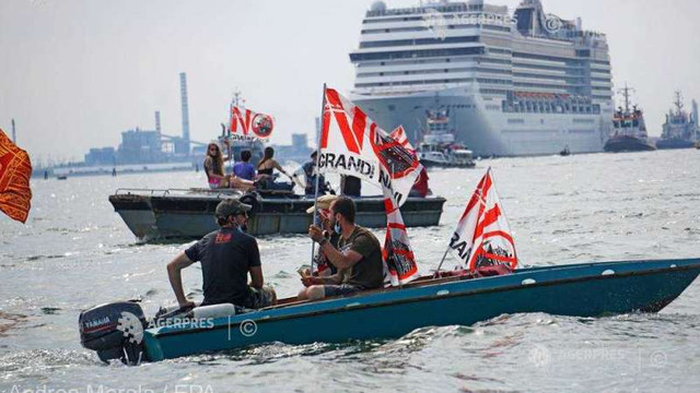 Primul vas de croazieră a plecat din Veneția după mai bine de un an în huiduielile a mii de oameni. Mesajul protestatarilor