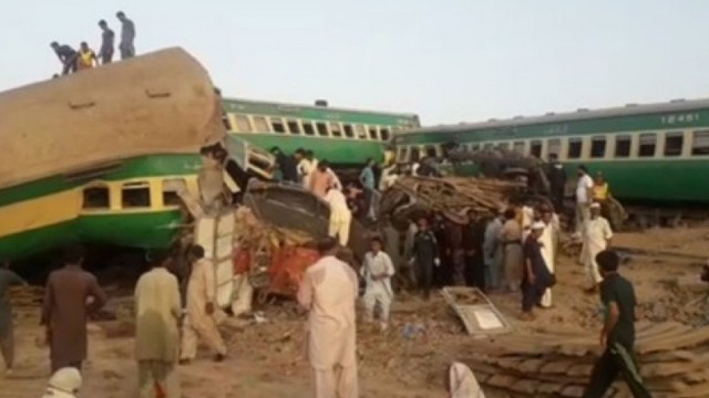 Două trenuri expres s-au ciocnit în sudul Pakistanului. Peste 30 de persoane au murit, iar alte zeci sunt rănite
