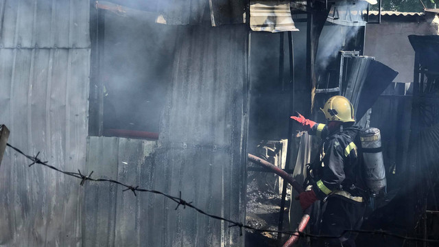 Un depozit în care se aflau 700 de litri de motorină din Chișinău a fost cuprins de flăcări. Șase echipaje de pompieri au intervenit la fața locului 