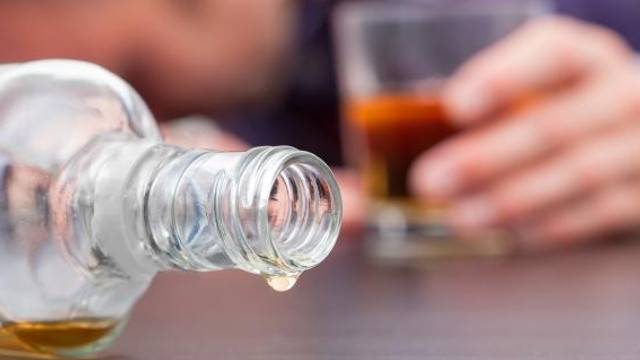 Riscul de cancer asociat alcoolului, un motiv convingător pentru a-i face pe oameni să bea mai puțin (studiu)