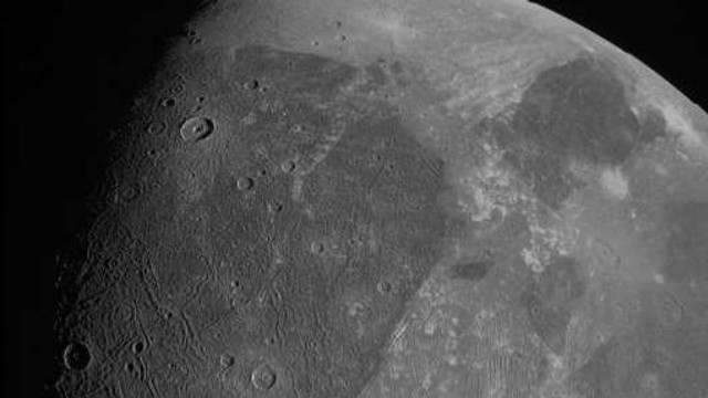 Primele imagini din ultimele două decenii: Cea mai mare Lună a planetei Jupiter, surprinsă în prim-plan de o sondă a NASA