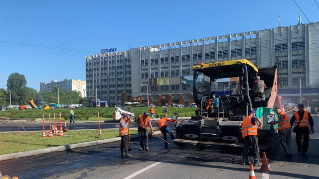 Se circulă cu dificultate la un sens giratoriu din Chișinău, din cauza lucrărilor de asfaltare a carosabilului. Poliția recomandă șoferilor să evite zona