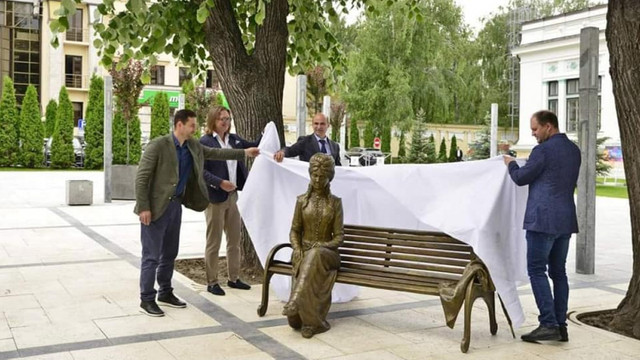 În scuarul Mihai Eminescu din Chișinău a fost instalată sculptura Veronicăi Micle
