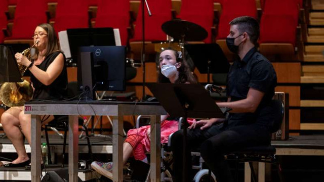 Grecia | Datorită tehnologiei, o tânără cu dizabilități poate să cânte la harpă cu ochii