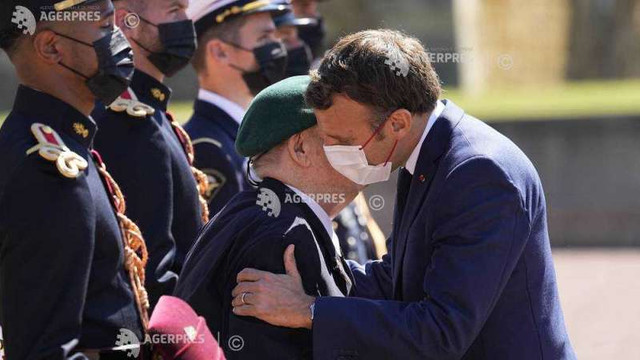 Președintele francez Emmanuel Macron revine la practica sărutului pe obraz, însă cu mască
