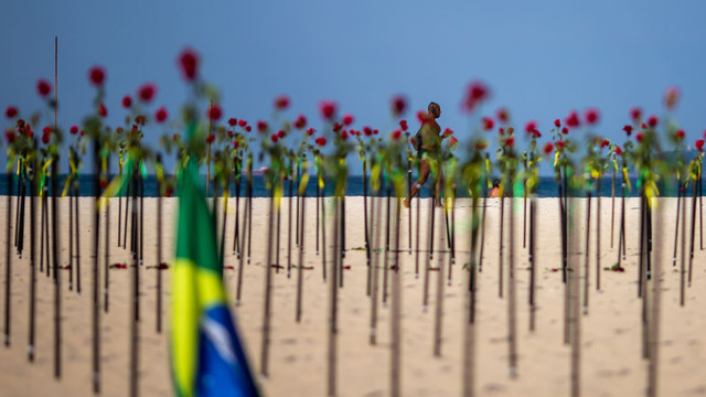O plajă din Rio de Janeiro a fost acoperită cu trandafiri roșii