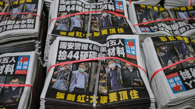 După descinderi cu 500 de polițiști și arestarea unor angajați, cel mai mare ziar pro-democrație din Hong Kong și-a anunțat închiderea
