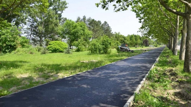 Chișinău | Lucrări de asfaltare a aleilor pietonale și a pistelor pentru cicliști în Parcul „La Izvor”