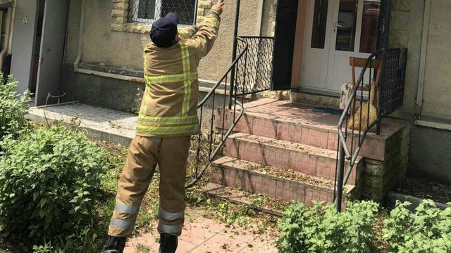 Salvatorii din Căușeni au intervenit pentru a evacua un șarpe de pe acoperișul unei frizerii

